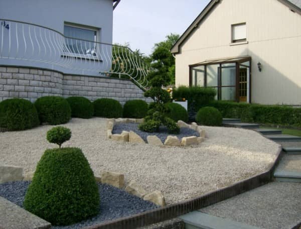 Aménagement d'un jardin (buissons, cailloux, pierres, arbre) Aménagement d'un jardin (buissons, cailloux, pierres, arbre)