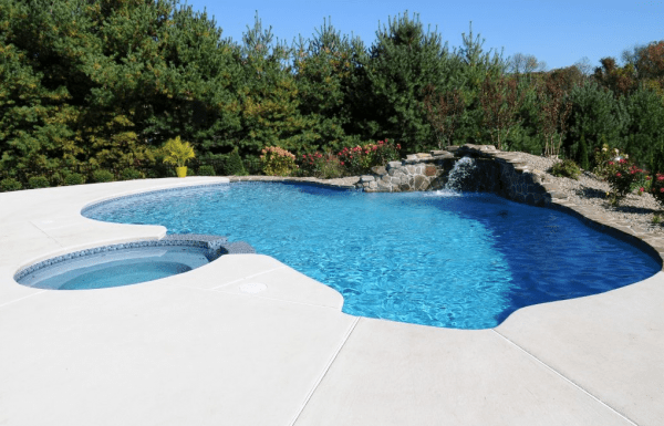 piscine extérieure et jacuzzi piscine extérieure et jacuzzi