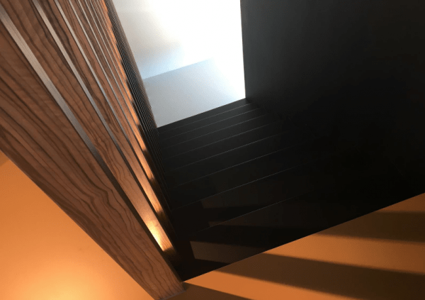 sol d'un escalier en résine noire sol d'un escalier en résine noire