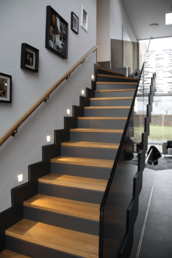 escalier avec pieds de marches et rampe en bois escalier avec pieds de marches et rampe en bois