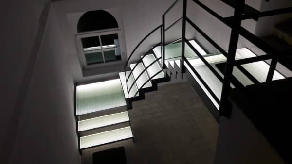 escalier garde-corps en métal et marches en verre escalier garde-corps en métal et marches en verre