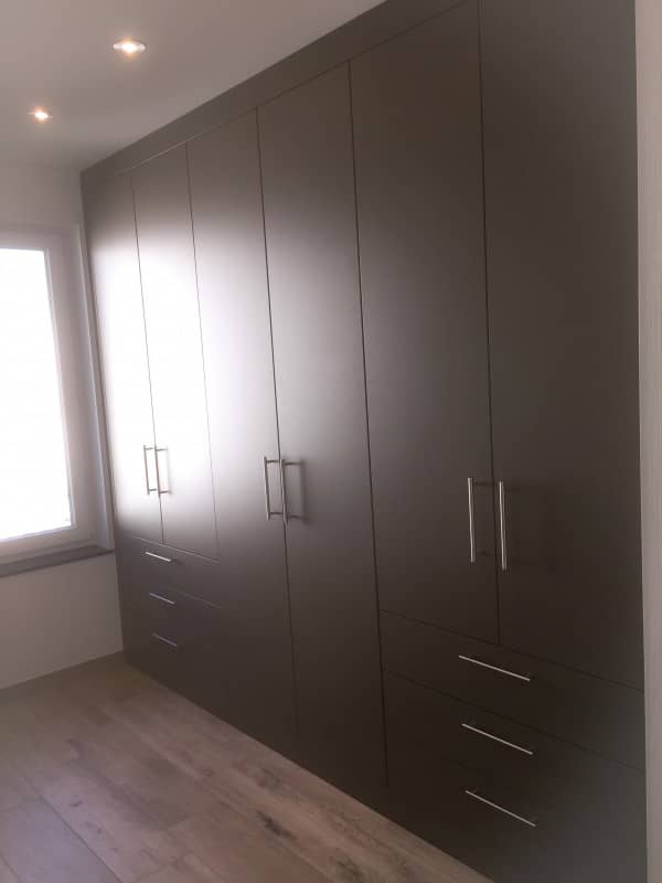 Dressing avec tiroirs et portes pivotantes Dressing avec tiroirs et portes pivotantes