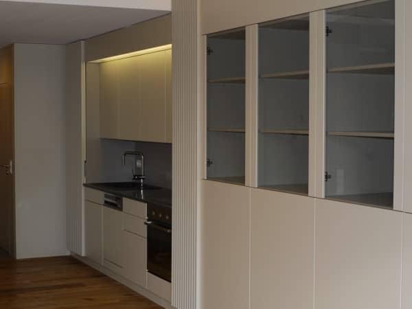 Cuisine équipée avec meuble réalisé sur mesure Cuisine équipée avec meuble réalisé sur mesure