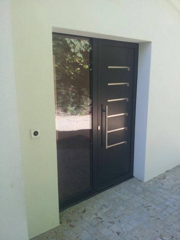 porte d'entrée en PVC avec poignée en inox porte d'entrée en PVC avec poignée en inox