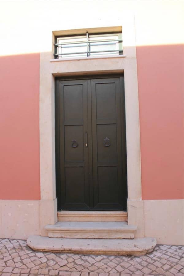 porte d'entrée avec deux portes et deux heurtoirs porte d'entrée avec deux portes et deux heurtoirs