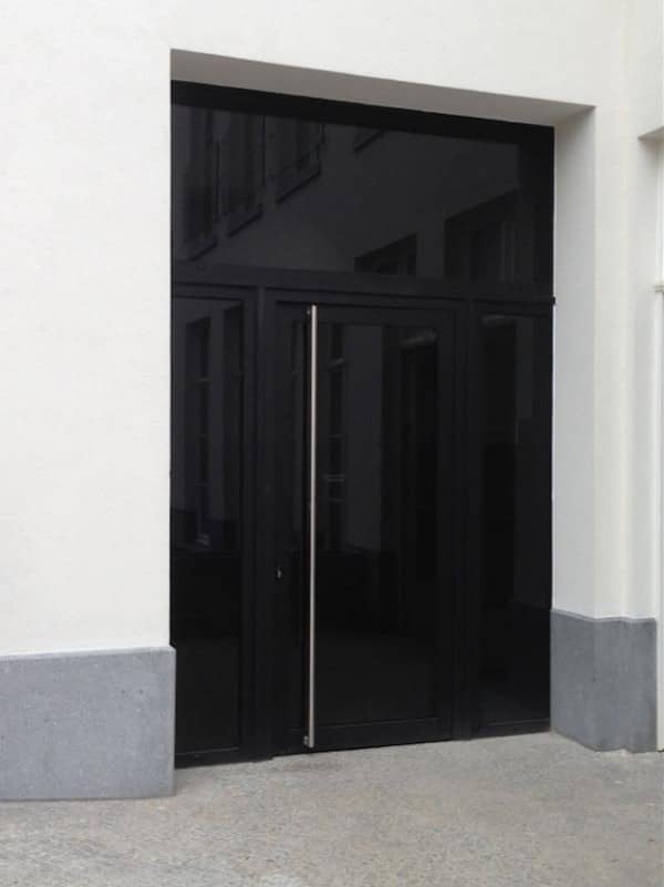 porte d'entrée noire avec poignée en inox porte d'entrée noire avec poignée en inox