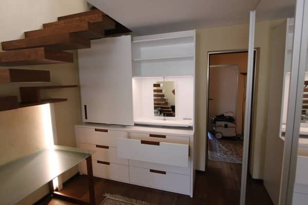 armoire en laqué blanc avec poignées intégrées en chêne teintées foncées armoire en laqué blanc avec poignées intégrées en chêne teintées foncées
