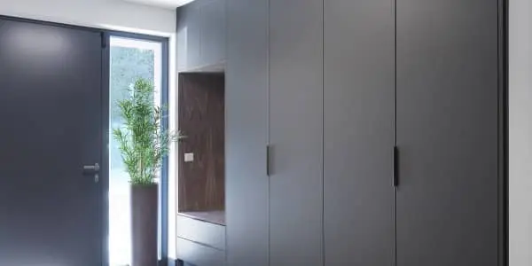 meuble sur mesure avec des portes battantes en bois gris anthracite