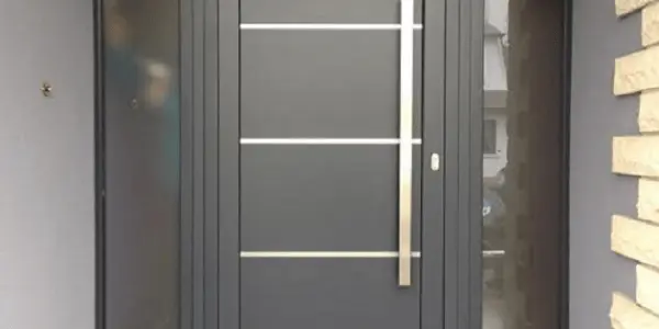 Porte d’entrée grise en PVC - Menuiserie Diffusion